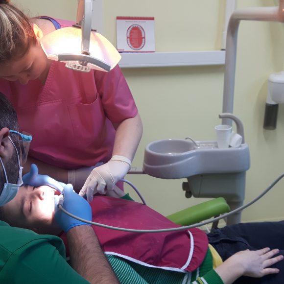 Cinci tineri cu dizabilități au beneficiat de servicii stomatologice