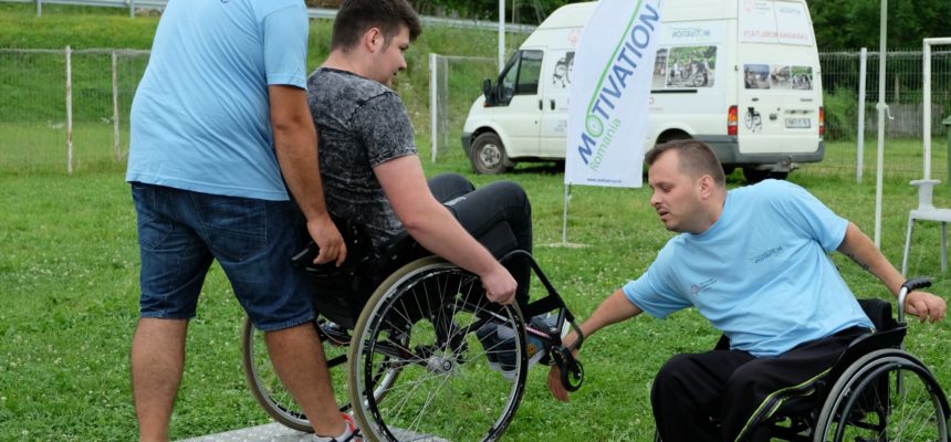 Caravane pentru evaluarea sănătății și prevenirea escarelor persoanelor în scaune rulante