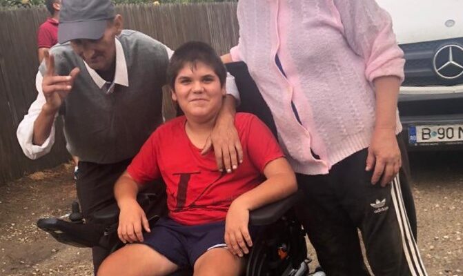 Vieți schimbate în bine cu ajutorul donațiilor de scaune rulante electrice