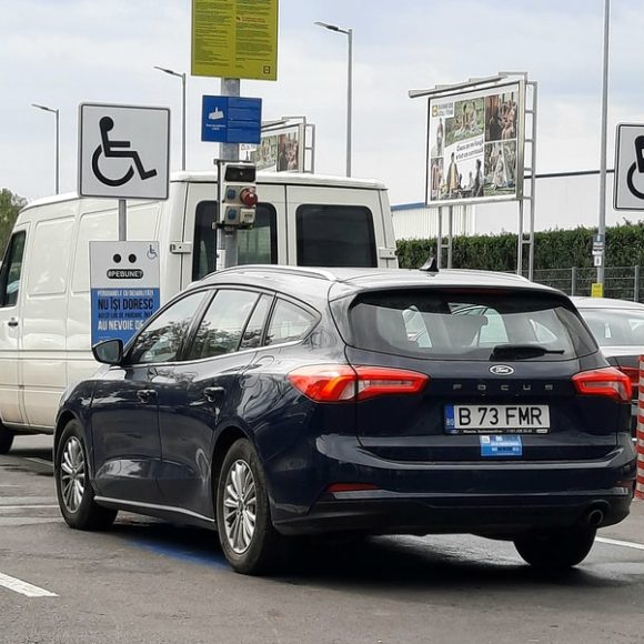 Peste 1340 locuri de parcare dedicate persoanelor cu dizabilități  promovează mesajul campaniei „#PeBune?”