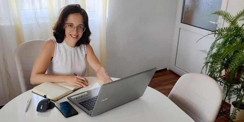 Integrare prin muncă la distanță: parcursul Alinei, mamă și profesionistă